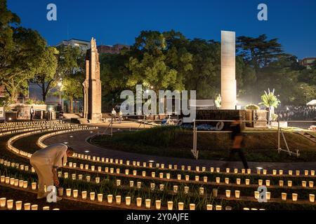 Ökumenische Zeremonie findet jeden 8. August im Nagasaki Hypocenter Park vor dem Monolithen statt, der das Hypozentrum kennzeichnet, in dem alle Religionen von Na Stockfoto