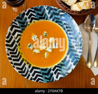 Karottencremesuppe mit Gorgonzola Stockfoto