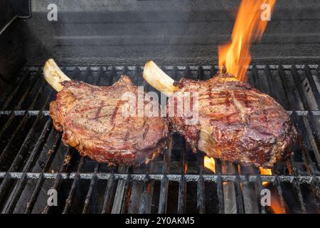 Tomahawk Steaks auf dem Grill Stockfoto