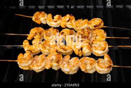 Gegrillte Garnelen auf Spießen Stockfoto