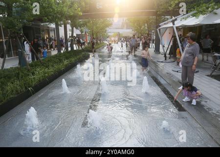 SHANGHAI, CHINA - 1. SEPTEMBER 2024 - Kinder spielen mit Wasser in einem Brunnen, um sich abzukühlen in Shanghai, China, 1. September 2024. Stockfoto