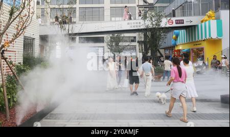 SHANGHAI, CHINA - 1. SEPTEMBER 2024 - Kinder spielen mit Wasser in einem Brunnen, um sich abzukühlen in Shanghai, China, 1. September 2024. Stockfoto