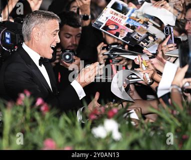 Venedig, Italien. September 2024. Der US-amerikanische Schauspieler George Clooney nimmt am Sonntag, den 1. September 2024, bei der Premiere von Wolfs beim 81. Venedig Film Festival in Venedig, Italien, Teil. Foto: Rune Hellestad/ Credit: UPI/Alamy Live News Stockfoto