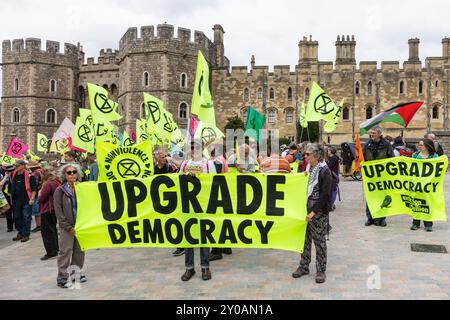 Windsor, Großbritannien. 31. August 2024. Klimaaktivisten der Extinction Rebellion bereiten sich darauf vor, auf den langen Weg zu einer Bürgerversammlung zu marschieren, nachdem sie am zweiten von drei Tagen der Aufrüstung der Demokratie Briefe an König Karl III. Auf Schloss Windsor geliefert haben. Die Kampagne „Upgrade Democracy“ von Extinction Rebellion soll die Art und Weise hervorheben, wie die Gewinne der Öl- und Gasunternehmen im Vereinigten Königreich gesichert werden, und die britische Regierung auffordern, eine Bürgerversammlung für Klima- und ökologische Gerechtigkeit zu gründen und von ihr geleitet zu werden. Quelle: Mark Kerrison/Alamy Live News Stockfoto