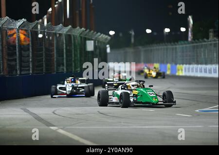 Chennai, INDIEN. September 2024. Die F4-Rennwagen sind in Rennen 2 der indischen F4-Meisterschaft auf Action und rasen auf den Strecken im Rennen 2 der zweiten Runde der Indian F4 Championship, das auch das erste indische Street Night Race in Chennai, INDIEN ist. Quelle: Ranjith Kumar/Alamy Live News. Stockfoto