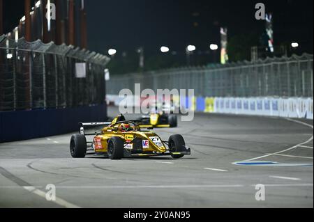 Chennai, INDIEN. September 2024. Die F4-Rennwagen sind in Rennen 2 der indischen F4-Meisterschaft auf Action und rasen auf den Strecken im Rennen 2 der zweiten Runde der Indian F4 Championship, das auch das erste indische Street Night Race in Chennai, INDIEN ist. Quelle: Ranjith Kumar/Alamy Live News. Stockfoto