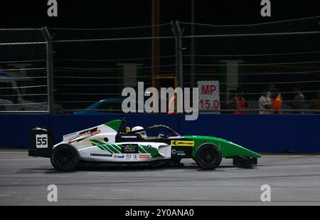 Chennai, INDIEN. September 2024. Die F4-Rennwagen sind in Rennen 2 der indischen F4-Meisterschaft auf Action und rasen auf den Strecken im Rennen 2 der zweiten Runde der Indian F4 Championship, das auch das erste indische Street Night Race in Chennai, INDIEN ist. Quelle: Ranjith Kumar/Alamy Live News. Stockfoto