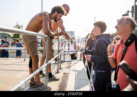 Greenwich Peninsula, London, Großbritannien. September 2024. Präsentiert Von Cie Lézard Bleus. Der Auftritt feiert seine britische Premiere auf der GDIF, um Kreativität, gegenseitige Unterstützung und grenzenlose Möglichkeiten zu feiern. Abdullah Bailey/Alamy Live News Stockfoto