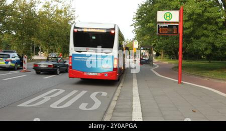 Ein Bus der Linie 20 von der Hamburger Hochbahn in Richtung Rübenkamp fährt die Haltestelle Kapstadtring an. City Nord Hamburg *** Ein Bus der Linie 20 der Hamburger Hochbahn in Richtung Rübenkamp hält an der Haltestelle Kapstadtring City Nord Hamburg Stockfoto