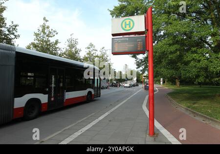 Ein Bus der Linie 20 von der Hamburger Hochbahn in Richtung Rübenkamp fährt die Haltestelle Kapstadtring an. City Nord Hamburg *** Ein Bus der Linie 20 der Hamburger Hochbahn in Richtung Rübenkamp hält an der Haltestelle Kapstadtring City Nord Hamburg Stockfoto