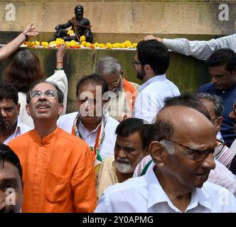 MUMBAI, INDIEN - 1. SEPTEMBER: Die MVA-Führer Uddhav Thackeray (Shivsena UBT), Sharad Pawar (NCP SP) und Nana Patole (Kongress) würdigen die Chhatrapati Shivaji Maharaj-Statue am Gateway of India, während des protestmarsches von Hutatma Chowk zum Gateway of India zum Zusammenbruch der Chhatrapati Shivaji Maharaj-Statue am 1. September 2024 in Mumbai, Indien. Opposition Maha Vikas Aghadi (MVA) hielt am Sonntag einen protestmarsch gegen den regierenden Mahayuti wegen des Einsturzes der Statue von Chhatrapati Shivaji Maharaj in Malvan am 26. August ab. (Foto: Anshuman Poyrekar/Hindustan Times/SIPA USA ) Stockfoto