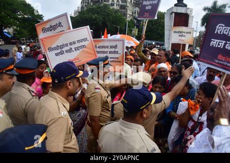 MUMBAI, INDIEN - 1. SEPTEMBER: NCP (SP)-Chef Sharad Pawar, Shivsena (UBT)-Chef Uddhav Thackeray, Kongresspräsidentin Nana Patole und Kolhapur-Abgeordneter Shahu Maharaj sowie andere MVA-Führer, die Blumen opferten und dem Hutatma-Denkmal Tribut zollen, dann nach März und verurteilen Chatrapati Shivaji Maharaj-Statue, die von der Staatsregierung gefallen und von Premierminister Narendra Modi, enthüllt wurde, die vor der Wahl in der Wahl in Sabhuk, Indien am 1. September 2024 in Radha, Sabadi, Indien, demonstriert wurde. Opposition Maha Vikas Aghadi (MVA) hielt am Sonntag einen Profi Stockfoto