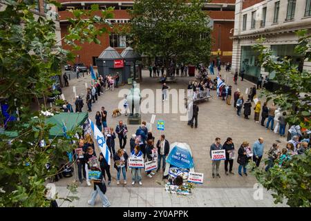 Leeds, Großbritannien. SEPTEMBER 2024. Rund 120 Menschen versammelten sich zu einer stillen Mahnwache, um an die Verlorenen des Angriffs auf das Nova-Musikfestival in Israel zu erinnern. Auf dem Dortmunder Platz hielten die Demonstranten israelische Fahnen und Plakate für die Entführten. Nach dem Singen der Hatikvah löste sich die Gruppe auf. Es wurden keine Festnahmen oder echte Probleme festgestellt, nur ein paar negative Kommentare von Passanten. Credit Milo Chandler/Alamy Live News Stockfoto