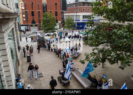 Leeds, Großbritannien. SEPTEMBER 2024. Rund 120 Menschen versammelten sich zu einer stillen Mahnwache, um an die Verlorenen des Angriffs auf das Nova-Musikfestival in Israel zu erinnern. Auf dem Dortmunder Platz hielten die Demonstranten israelische Fahnen und Plakate für die Entführten. Nach dem Singen der Hatikvah löste sich die Gruppe auf. Es wurden keine Festnahmen oder echte Probleme festgestellt, nur ein paar negative Kommentare von Passanten. Credit Milo Chandler/Alamy Live News Stockfoto