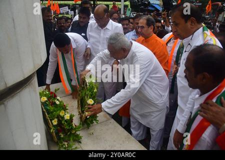 MUMBAI, INDIEN - 1. SEPTEMBER: NCP (SP)-Chef Sharad Pawar, Shivsena (UBT)-Chef Uddhav Thackeray, Kongresspräsidentin Nana Patole und Kolhapur-Abgeordneter Shahu Maharaj sowie andere MVA-Führer, die Blumen opferten und dem Hutatma-Denkmal Tribut zollen, dann nach März und verurteilen Chatrapati Shivaji Maharaj-Statue, die von der Staatsregierung gefallen und von Premierminister Narendra Modi, enthüllt wurde, die vor der Wahl in der Wahl in Sabhuk, Indien am 1. September 2024 in Radha, Sabadi, Indien, demonstriert wurde. Opposition Maha Vikas Aghadi (MVA) hielt am Sonntag einen Profi Stockfoto