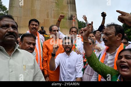 MUMBAI, INDIEN - 1. SEPTEMBER: Die MVA-Führer Uddhav Thackeray (Shivsena UBT), Sharad Pawar (NCP SP) und Nana Patole (Kongress) würdigen die Chhatrapati Shivaji Maharaj-Statue am Gateway of India, während des protestmarsches von Hutatma Chowk zum Gateway of India zum Zusammenbruch der Chhatrapati Shivaji Maharaj-Statue am 1. September 2024 in Mumbai, Indien. Opposition Maha Vikas Aghadi (MVA) hielt am Sonntag einen protestmarsch gegen den regierenden Mahayuti wegen des Einsturzes der Statue von Chhatrapati Shivaji Maharaj in Malvan am 26. August ab. (Foto: Anshuman Poyrekar/Hindustan Times/SIPA USA ) Stockfoto