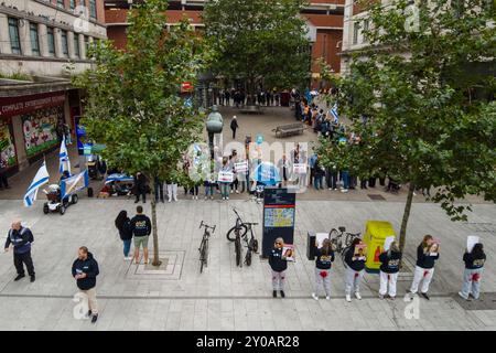 Leeds, Großbritannien. SEPTEMBER 2024. Rund 120 Menschen versammelten sich zu einer stillen Mahnwache, um an die Verlorenen des Angriffs auf das Nova-Musikfestival in Israel zu erinnern. Auf dem Dortmunder Platz hielten die Demonstranten israelische Fahnen und Plakate für die Entführten. Nach dem Singen der Hatikvah löste sich die Gruppe auf. Es wurden keine Festnahmen oder echte Probleme festgestellt, nur ein paar negative Kommentare von Passanten. Credit Milo Chandler/Alamy Live News Stockfoto