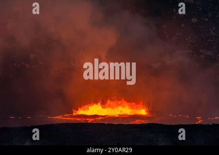 Die Nahaufnahme der kochenden Lava in der Caldera des Kilauea-Vulkans auf Hawaii zeigt die intensive Hitze und die Gefahr, die auf einen vollständigen Ausbruch wartet. Stockfoto