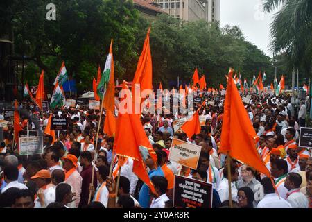 MUMBAI, INDIEN - 1. SEPTEMBER: NCP (SP)-Chef Sharad Pawar, Shivsena (UBT)-Chef Uddhav Thackeray, Kongresspräsidentin Nana Patole und Kolhapur-Abgeordneter Shahu Maharaj sowie andere MVA-Führer, die Blumen opferten und dem Hutatma-Denkmal Tribut zollen, dann nach März und verurteilen Chatrapati Shivaji Maharaj-Statue, die von der Staatsregierung gefallen und von Premierminister Narendra Modi, enthüllt wurde, die vor der Wahl in der Wahl in Sabhuk, Indien am 1. September 2024 in Radha, Sabadi, Indien, demonstriert wurde. Opposition Maha Vikas Aghadi (MVA) hielt am Sonntag einen Profi Stockfoto