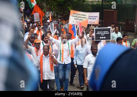 MUMBAI, INDIEN - 1. SEPTEMBER: NCP (SP)-Chef Sharad Pawar, Shivsena (UBT)-Chef Uddhav Thackeray, Kongresspräsidentin Nana Patole und Kolhapur-Abgeordneter Shahu Maharaj sowie andere MVA-Führer, die Blumen opferten und dem Hutatma-Denkmal Tribut zollen, dann nach März und verurteilen Chatrapati Shivaji Maharaj-Statue, die von der Staatsregierung gefallen und von Premierminister Narendra Modi, enthüllt wurde, die vor der Wahl in der Wahl in Sabhuk, Indien am 1. September 2024 in Radha, Sabadi, Indien, demonstriert wurde. Opposition Maha Vikas Aghadi (MVA) hielt am Sonntag einen Profi Stockfoto