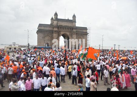 MUMBAI, INDIEN - 1. SEPTEMBER: NCP (SP)-Chef Sharad Pawar, Shivsena (UBT)-Chef Uddhav Thackeray, Kongresspräsidentin Nana Patole und Kolhapur-Abgeordneter Shahu Maharaj sowie andere MVA-Führer, die Blumen opferten und dem Hutatma-Denkmal Tribut zollen, dann nach März und verurteilen Chatrapati Shivaji Maharaj-Statue, die von der Staatsregierung gefallen und von Premierminister Narendra Modi, enthüllt wurde, die vor der Wahl in der Wahl in Sabhuk, Indien am 1. September 2024 in Radha, Sabadi, Indien, demonstriert wurde. Opposition Maha Vikas Aghadi (MVA) hielt am Sonntag einen Profi Stockfoto