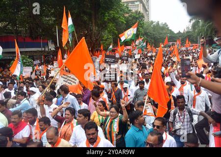 MUMBAI, INDIEN - 1. SEPTEMBER: NCP (SP)-Chef Sharad Pawar, Shivsena (UBT)-Chef Uddhav Thackeray, Kongresspräsidentin Nana Patole und Kolhapur-Abgeordneter Shahu Maharaj sowie andere MVA-Führer, die Blumen opferten und dem Hutatma-Denkmal Tribut zollen, dann nach März und verurteilen Chatrapati Shivaji Maharaj-Statue, die von der Staatsregierung gefallen und von Premierminister Narendra Modi, enthüllt wurde, die vor der Wahl in der Wahl in Sabhuk, Indien am 1. September 2024 in Radha, Sabadi, Indien, demonstriert wurde. Opposition Maha Vikas Aghadi (MVA) hielt am Sonntag einen Profi Stockfoto