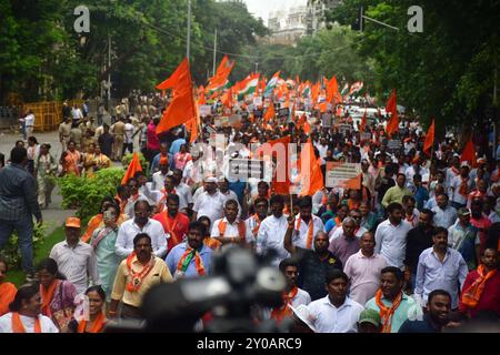 MUMBAI, INDIEN - 1. SEPTEMBER: NCP (SP)-Chef Sharad Pawar, Shivsena (UBT)-Chef Uddhav Thackeray, Kongresspräsidentin Nana Patole und Kolhapur-Abgeordneter Shahu Maharaj sowie andere MVA-Führer, die Blumen opferten und dem Hutatma-Denkmal Tribut zollen, dann nach März und verurteilen Chatrapati Shivaji Maharaj-Statue, die von der Staatsregierung gefallen und von Premierminister Narendra Modi, enthüllt wurde, die vor der Wahl in der Wahl in Sabhuk, Indien am 1. September 2024 in Radha, Sabadi, Indien, demonstriert wurde. Opposition Maha Vikas Aghadi (MVA) hielt am Sonntag einen Profi Stockfoto