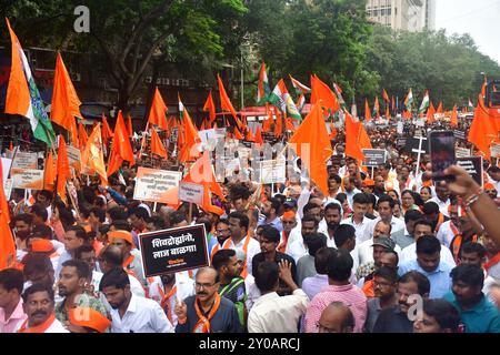 MUMBAI, INDIEN - 1. SEPTEMBER: NCP (SP)-Chef Sharad Pawar, Shivsena (UBT)-Chef Uddhav Thackeray, Kongresspräsidentin Nana Patole und Kolhapur-Abgeordneter Shahu Maharaj sowie andere MVA-Führer, die Blumen opferten und dem Hutatma-Denkmal Tribut zollen, dann nach März und verurteilen Chatrapati Shivaji Maharaj-Statue, die von der Staatsregierung gefallen und von Premierminister Narendra Modi, enthüllt wurde, die vor der Wahl in der Wahl in Sabhuk, Indien am 1. September 2024 in Radha, Sabadi, Indien, demonstriert wurde. Opposition Maha Vikas Aghadi (MVA) hielt am Sonntag einen Profi Stockfoto