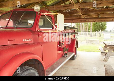 Vintage Dodge Feuerwehrauto gebaut von Peter Pirsch and Sons Co, Wisconsin, USA, 1948-1949. In der Stadt in der Nähe des Feuerwehrgebäudes der Stadt zu sehen! Stockfoto