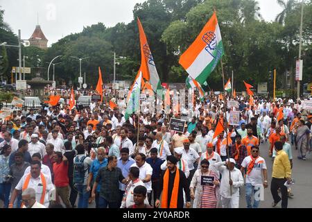 MUMBAI, INDIEN - 1. SEPTEMBER: NCP (SP)-Chef Sharad Pawar, Shivsena (UBT)-Chef Uddhav Thackeray, Kongresspräsidentin Nana Patole und Kolhapur-Abgeordneter Shahu Maharaj sowie andere MVA-Führer, die Blumen opferten und dem Hutatma-Denkmal Tribut zollen, dann nach März und verurteilen Chatrapati Shivaji Maharaj-Statue, die von der Staatsregierung gefallen und von Premierminister Narendra Modi, enthüllt wurde, die vor der Wahl in der Wahl in Sabhuk, Indien am 1. September 2024 in Radha, Sabadi, Indien, demonstriert wurde. Opposition Maha Vikas Aghadi (MVA) hielt am Sonntag einen Profi Stockfoto