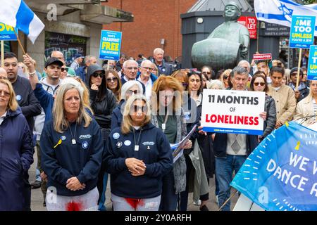 Leeds, Großbritannien. SEPTEMBER 2024. Rund 120 Menschen versammelten sich zu einer stillen Mahnwache, um an die Verlorenen des Angriffs auf das Nova-Musikfestival in Israel zu erinnern. Auf dem Dortmunder Platz hielten die Demonstranten israelische Fahnen und Plakate für die Entführten. Nach dem Singen der Hatikvah löste sich die Gruppe auf. Es wurden keine Festnahmen oder echte Probleme festgestellt, nur ein paar negative Kommentare von Passanten. Credit Milo Chandler/Alamy Live News Stockfoto