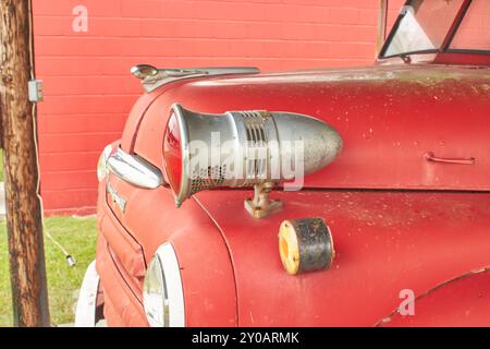 Vintage Dodge Feuerwehrauto gebaut von Peter Pirsch and Sons Co, Wisconsin, USA, 1948-1949. In der Stadt in der Nähe des Feuerwehrgebäudes der Stadt zu sehen! Stockfoto