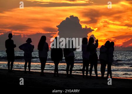 Isle Of Palms, Usa. September 2024. Eine Gruppe junger Frauen, umgeben von der Sonne, versammeln sich am Labor Day Wochenende am 31. August 2024 in Isle of Palms, South Carolina, um den Sonnenaufgang am Strand zu beobachten. Der Labor Day ist traditionell das Ende der Strandferien für die meisten Familien. Quelle: Richard Ellis/Richard Ellis/Alamy Live News Stockfoto