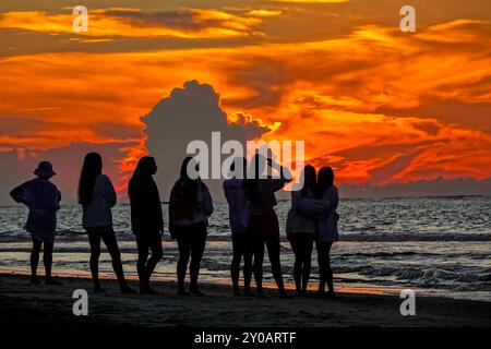 Isle Of Palms, Usa. September 2024. Eine Gruppe junger Frauen, umgeben von der Sonne, versammeln sich am Labor Day Wochenende am 31. August 2024 in Isle of Palms, South Carolina, um den Sonnenaufgang am Strand zu beobachten. Der Labor Day ist traditionell das Ende der Strandferien für die meisten Familien. Quelle: Richard Ellis/Richard Ellis/Alamy Live News Stockfoto