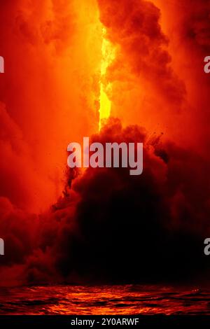 Der Ausbruch des Vulkans Kilauea auf Hawaii bildete eine Lavatür, die aus einer Klippe herauskam und in den Ozean mündete, was Explosionen und chemische Reaktionen verursachte Stockfoto