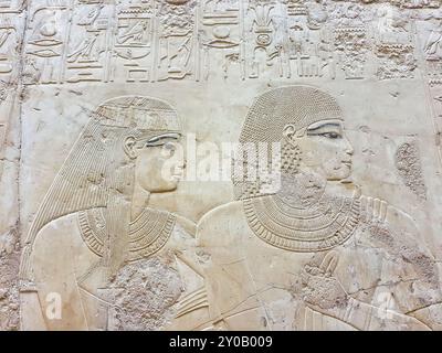 Erlesenes Wandrelief des edlen Mannes Ramose und seiner Frau Merit-Ptah im amarna-Stil im Grabmal von Ramose, Großwesir von Amenhotep III. Und Akhenaten, TT55 im Grabmal der Adligen in Luxor, Ägypten Stockfoto