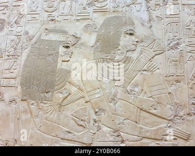 Erlesenes Wandrelief des edlen Mannes Ramose und seiner Frau Merit-Ptah im amarna-Stil im Grabmal von Ramose, Großwesir von Amenhotep III. Und Akhenaten, TT55 im Grabmal der Adligen in Luxor, Ägypten Stockfoto