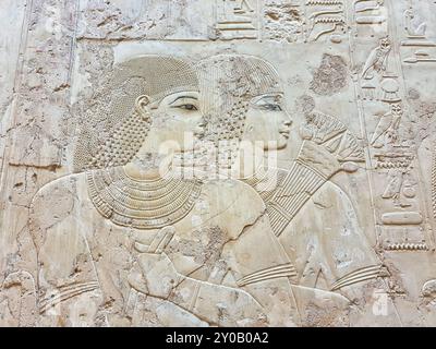 Erlesenes Wandrelief des edlen Mannes Ramose und seiner Frau Merit-Ptah im amarna-Stil im Grabmal von Ramose, Großwesir von Amenhotep III. Und Akhenaten, TT55 im Grabmal der Adligen in Luxor, Ägypten Stockfoto