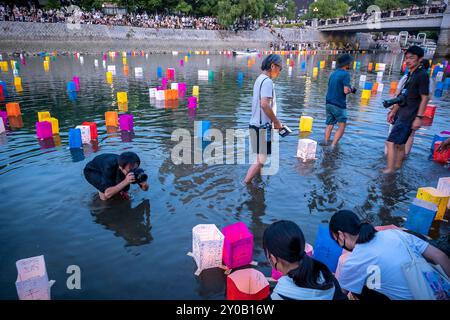 Presse bei der Arbeit, vor der Atombombenkuppel mit schwimmenden Lampen auf dem Fluss Motoyasu-gawa während der Friedenszeremonie jeden 6. August in Hiroshima, Jap Stockfoto