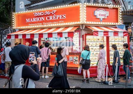 Marion Crepes Patisserie. Straßenszene in Takeshita Dori. Tokio, Japan, Asien Stockfoto