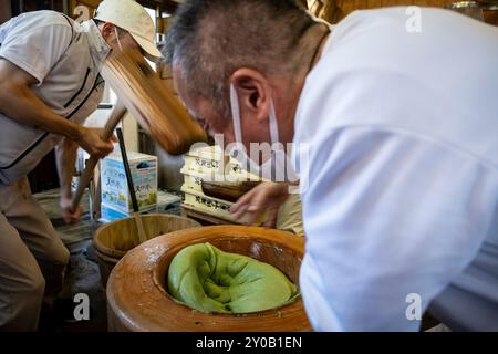 Herstellung des traditionellen Daifuku im Nakatanidou Shop, hergestellt aus weichem Reiskuchen (Mochi) gefüllt mit süßer Bohnenpaste, in Nara Japan. Stockfoto