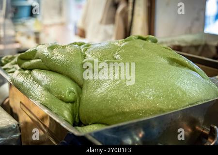 Herstellung des traditionellen Daifuku im Nakatanidou Shop, hergestellt aus weichem Reiskuchen (Mochi) gefüllt mit süßer Bohnenpaste, in Nara Japan. Stockfoto