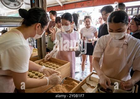 Verkauf des traditionellen Daifuku im Nakatanidou Shop, hergestellt aus weichem Reiskuchen (Mochi) gefüllt mit süßer Bohnenpaste, in Nara Japan. Stockfoto