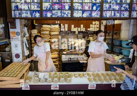 Verkauf des traditionellen Daifuku im Nakatanidou Shop, hergestellt aus weichem Reiskuchen (Mochi) gefüllt mit süßer Bohnenpaste, in Nara Japan. Stockfoto