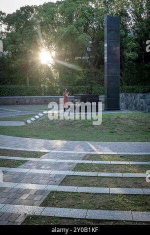 Beten, Atombomben-Hypozentrum-Detonationspunkt, Hypocenter Park, Nagasaki, Japan. Stockfoto
