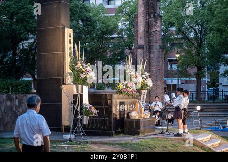 Ökumenische Zeremonie findet jeden 8. August im Nagasaki Hypocenter Park vor dem Monolithen statt, der das Hypozentrum kennzeichnet, in dem alle Religionen von Na Stockfoto