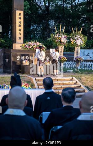 Ökumenische Zeremonie findet jeden 8. August im Nagasaki Hypocenter Park vor dem Monolithen statt, der das Hypozentrum kennzeichnet, in dem alle Religionen von Na Stockfoto