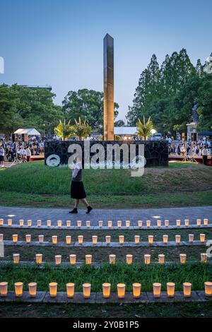 Ökumenische Zeremonie findet jeden 8. August im Nagasaki Hypocenter Park vor dem Monolithen statt, der das Hypozentrum kennzeichnet, in dem alle Religionen von Na Stockfoto