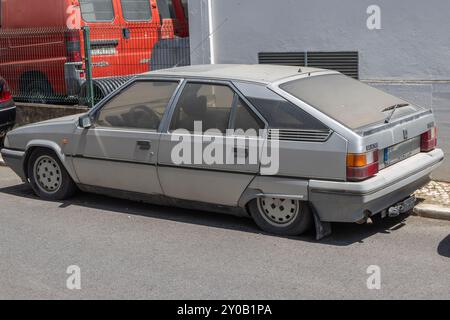 Graues citroen Bx 16 trs, geparkt auf einer Straße, zeigt Zeichen von Alter und Verschleiß Stockfoto