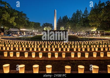 Ökumenische Zeremonie findet jeden 8. August im Nagasaki Hypocenter Park vor dem Monolithen statt, der das Hypozentrum kennzeichnet, in dem alle Religionen von Na Stockfoto